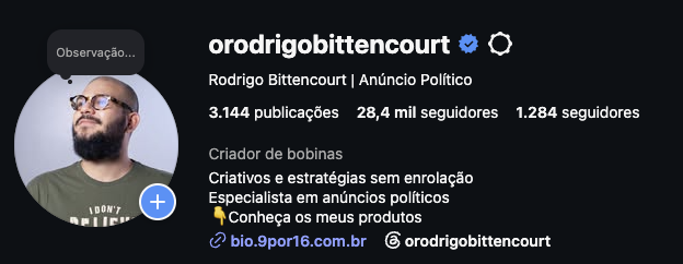 Rodrigo trabalhando com dashboards de dados